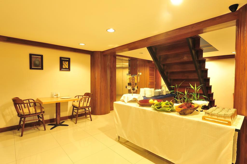 Lullaby Inn Silom Banguecoque Exterior foto